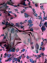 Load image into Gallery viewer, No.6 - Carey Tee - Pink Trellis - closeup of fabric and pattern

