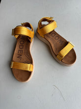 Load image into Gallery viewer, Woden Line Sandal - Old Gold
