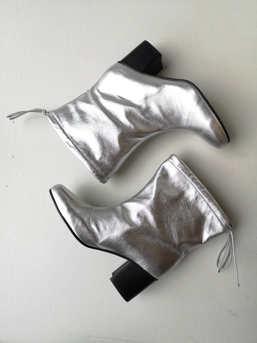 ジュンイチ Drawstring Ankle Boot - Silver – Eugene Choo