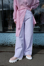 Load image into Gallery viewer, Wemoto - Stef Pant - Lilac - outfit with blanca shirt
