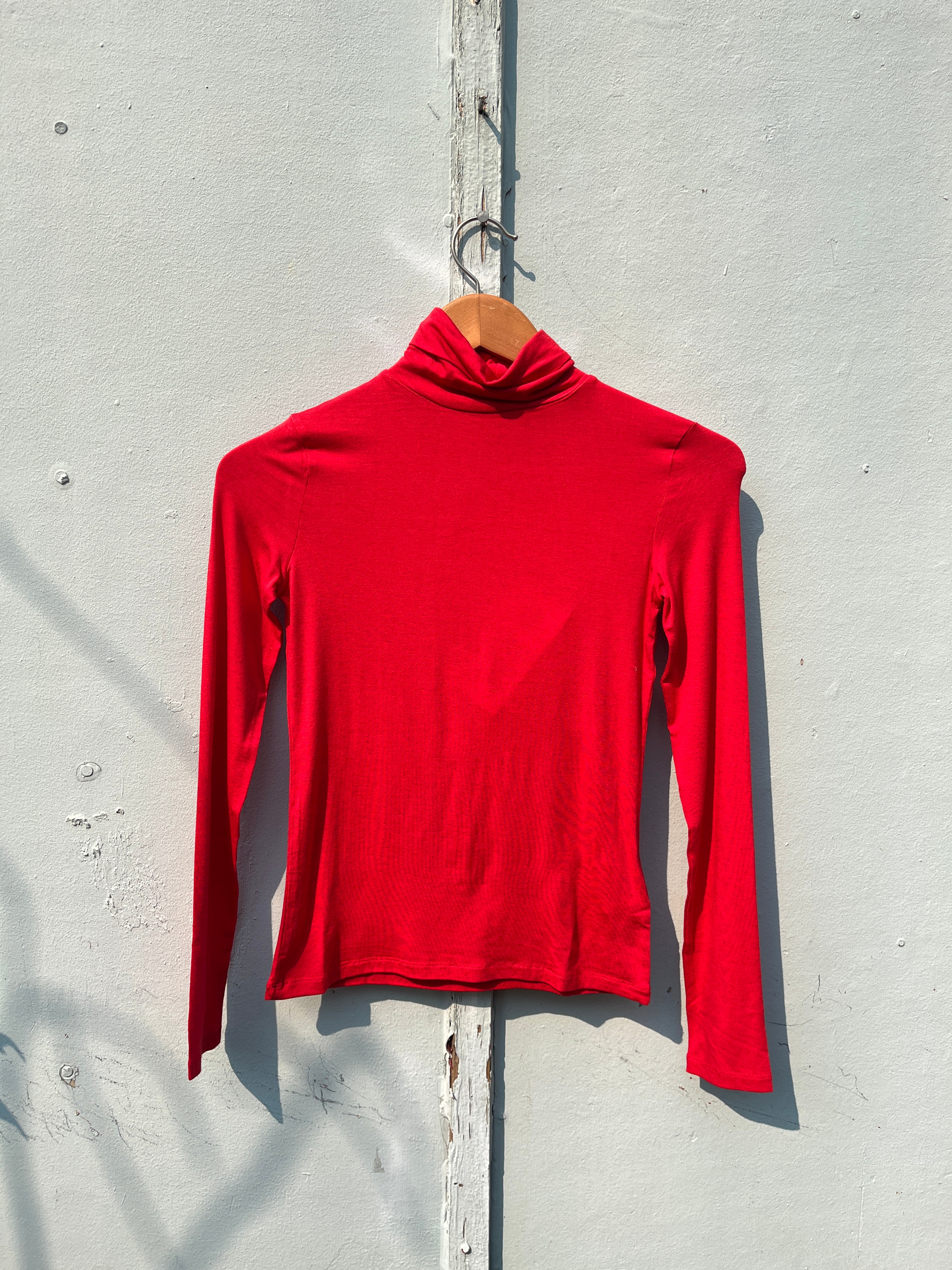 Thinking Mu - Noe Cashmere Turtleneck - Red