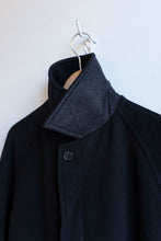 Load image into Gallery viewer, This photograph shows the W-stitched flat wool lining of the collar.
