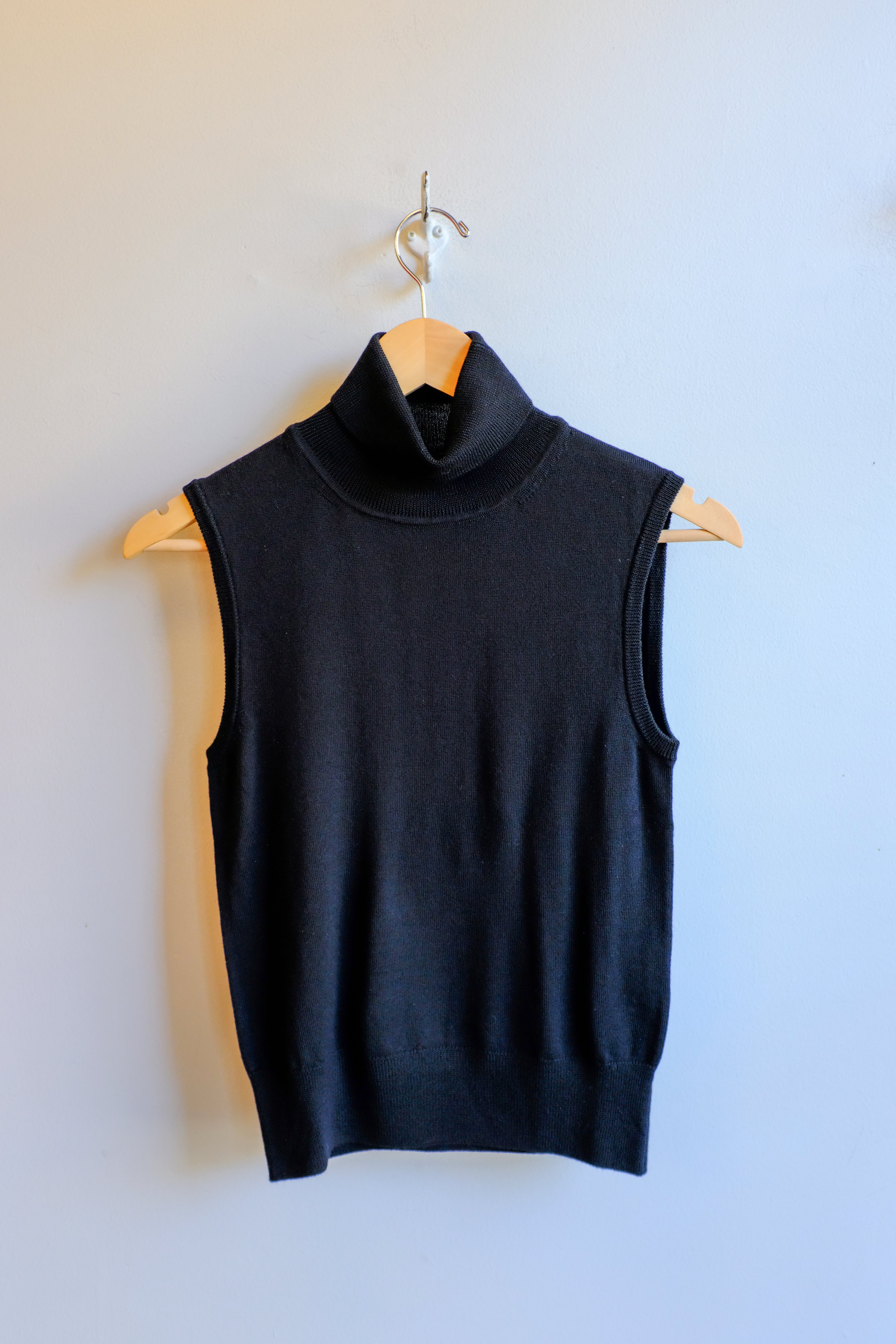 Minimum - Turtleneck Knit Vest - Black - flat front