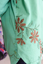 Load image into Gallery viewer, Anntian - Upcycling Shirt - Jade Vintage Table Cloth - B - side detail
