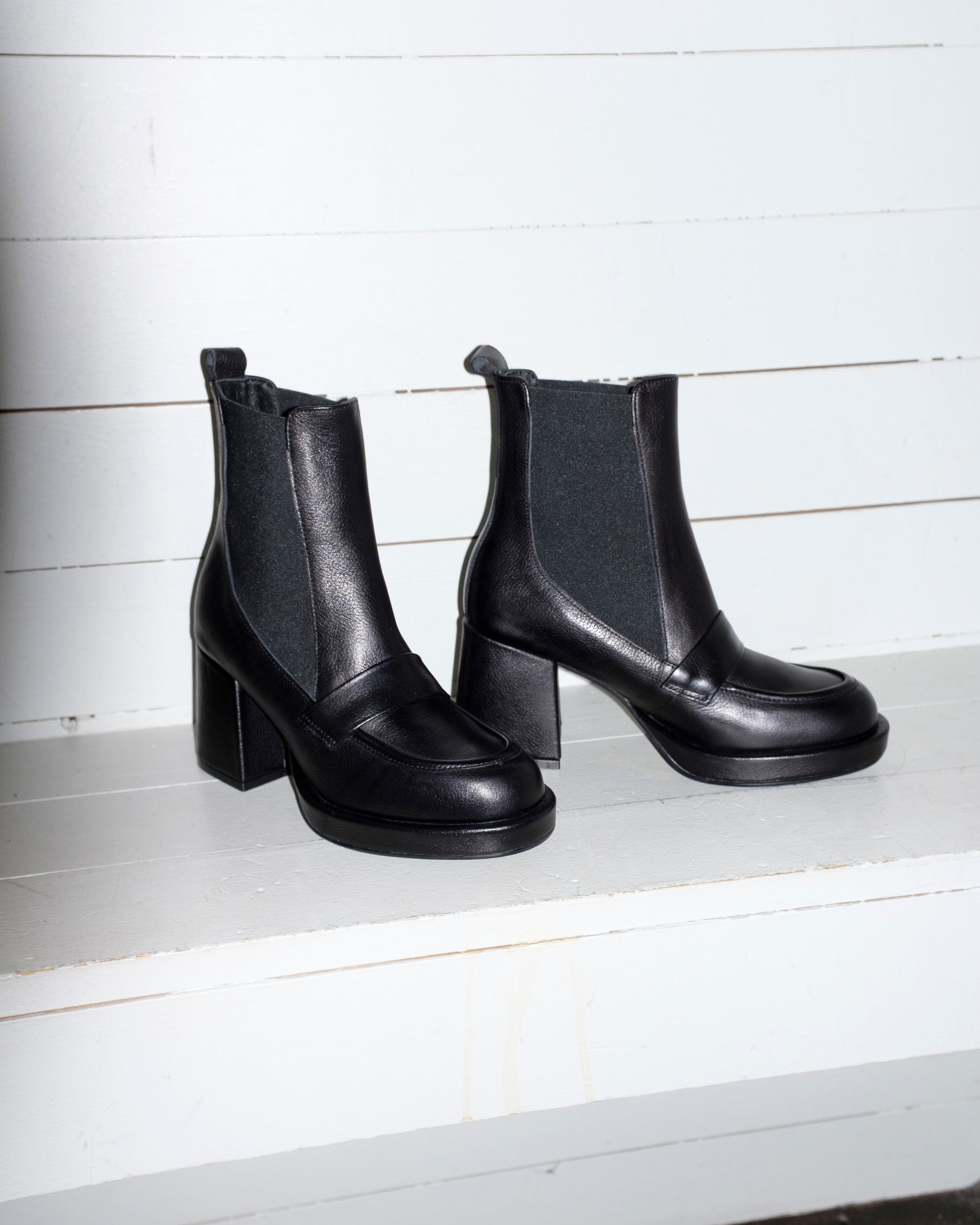 Urban outfitters chelsea boots sales
