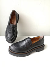 Load image into Gallery viewer, Ateliers Tiago Loafer - Black
