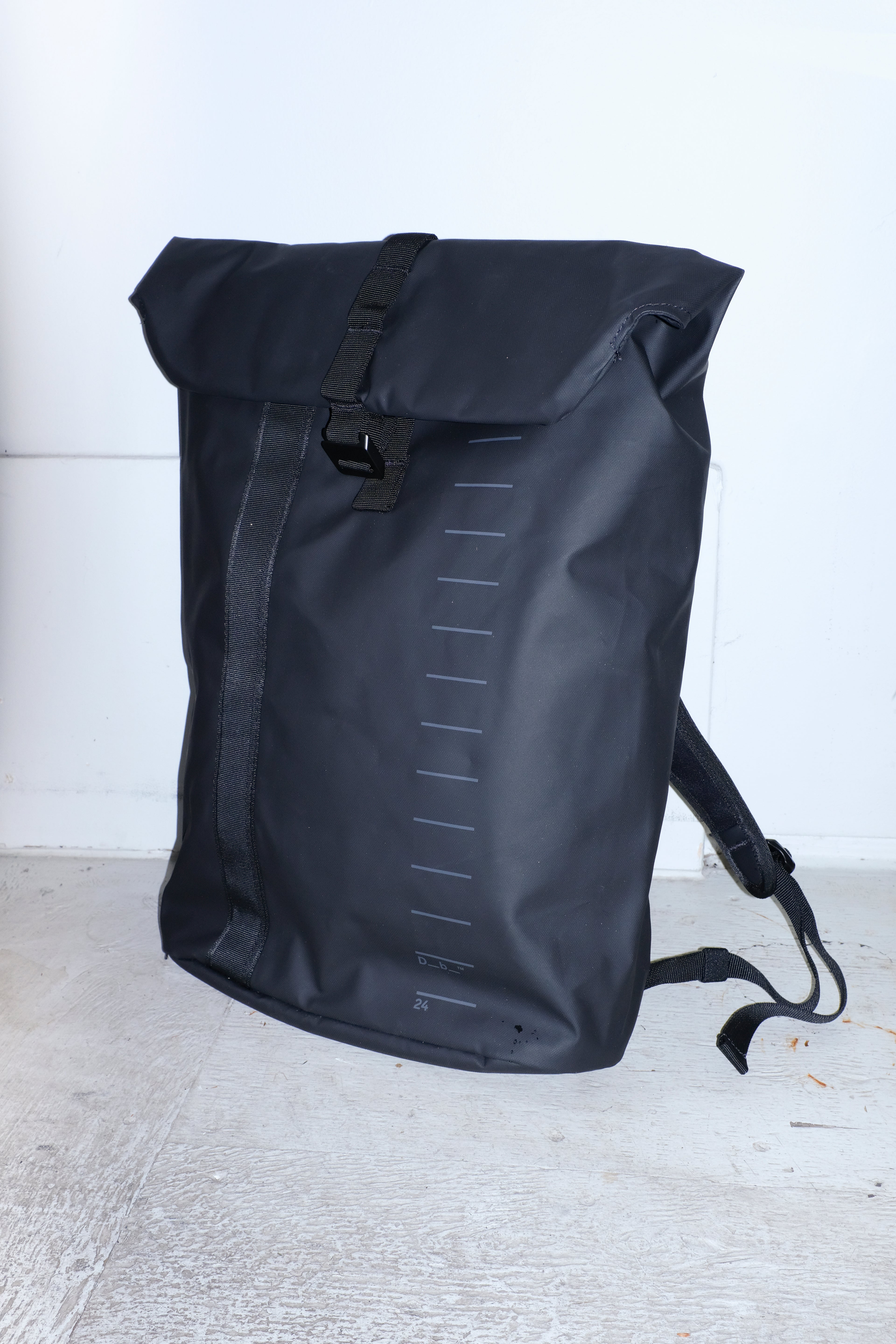 DB Journey - Essential Backpack 24L - Black Out - Closed
