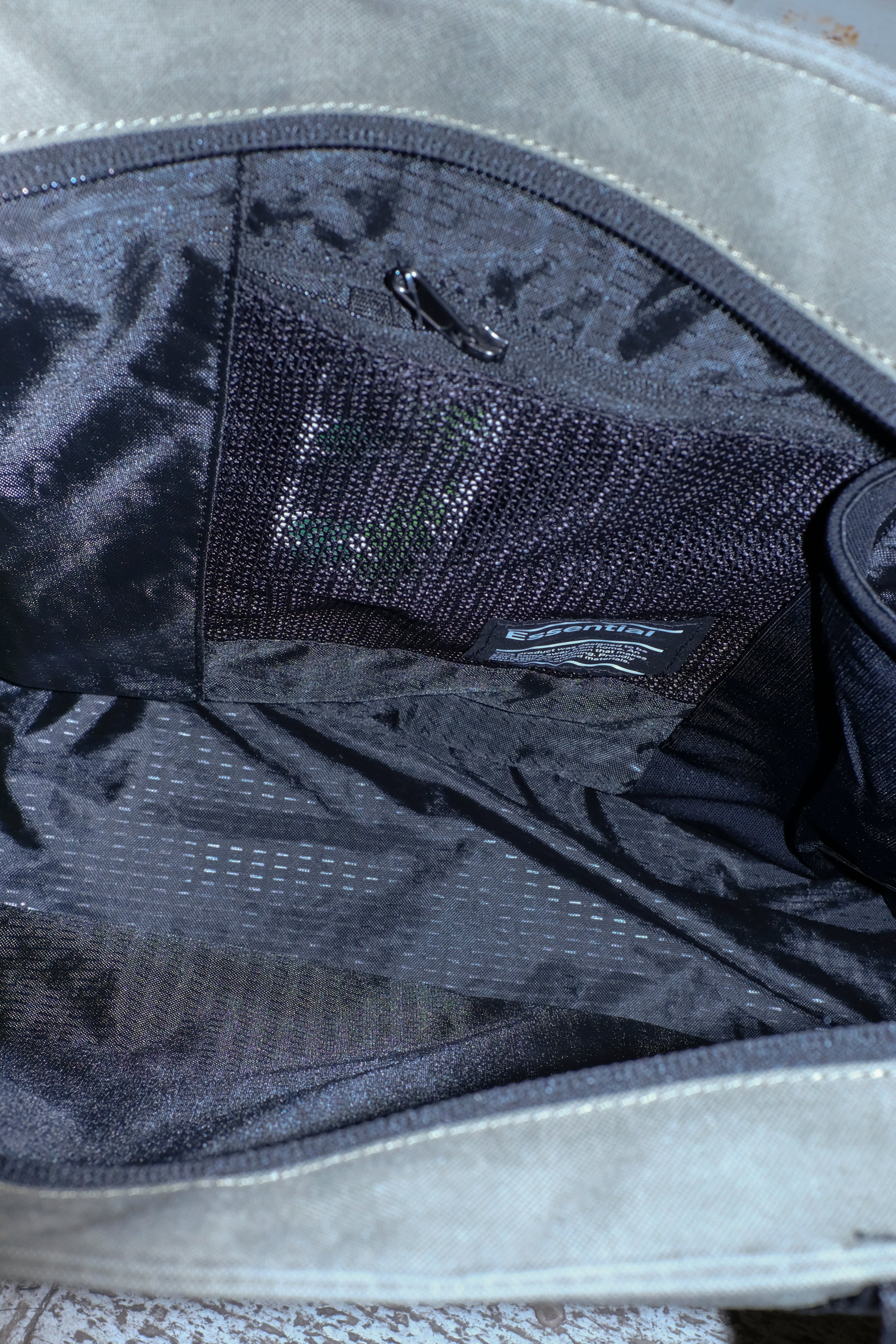 DB Journey - Essential Tote 20L - Forest Green - Open