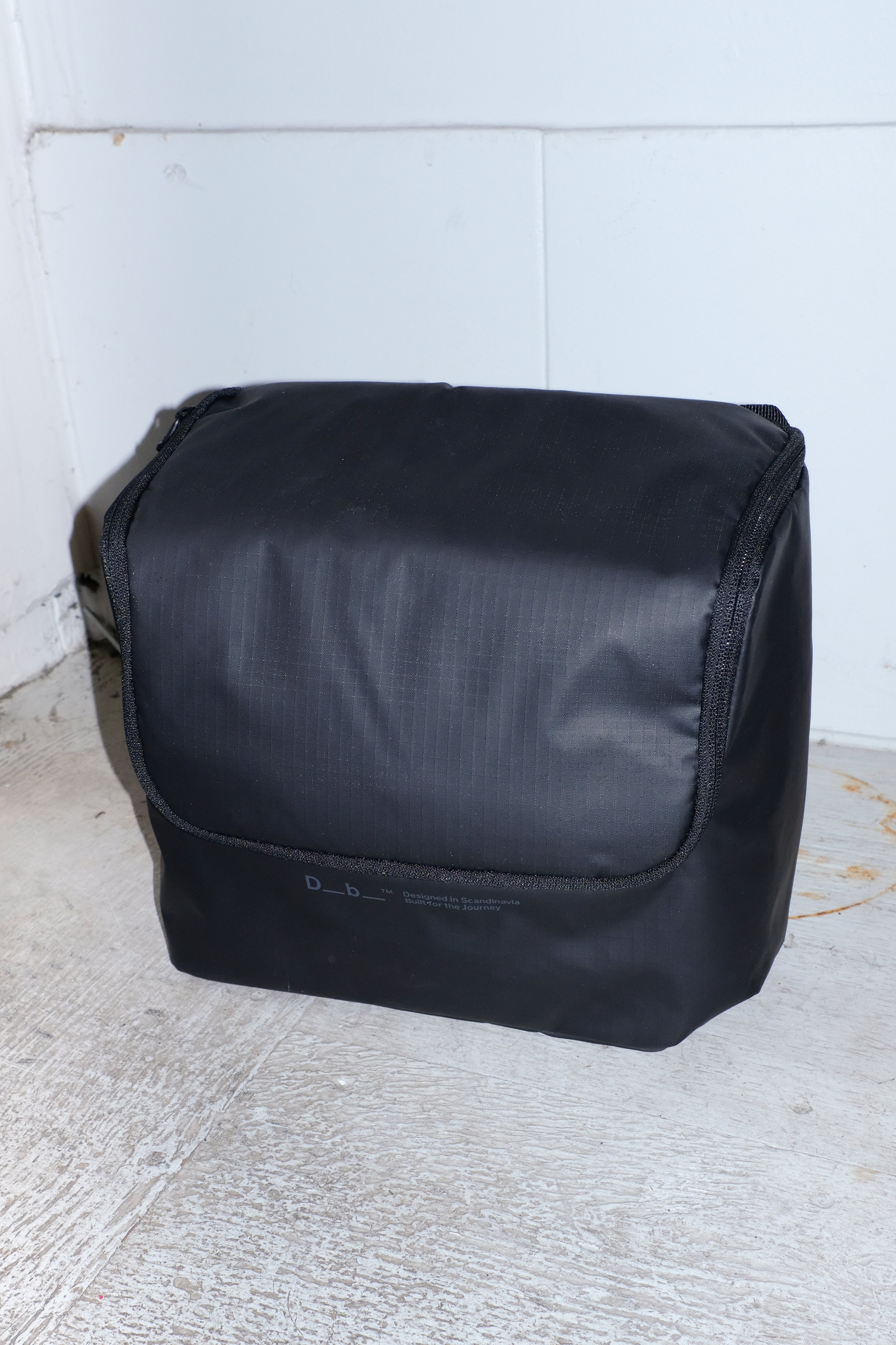 DB Journey - Essential Washbag M - Black Out - Closed
