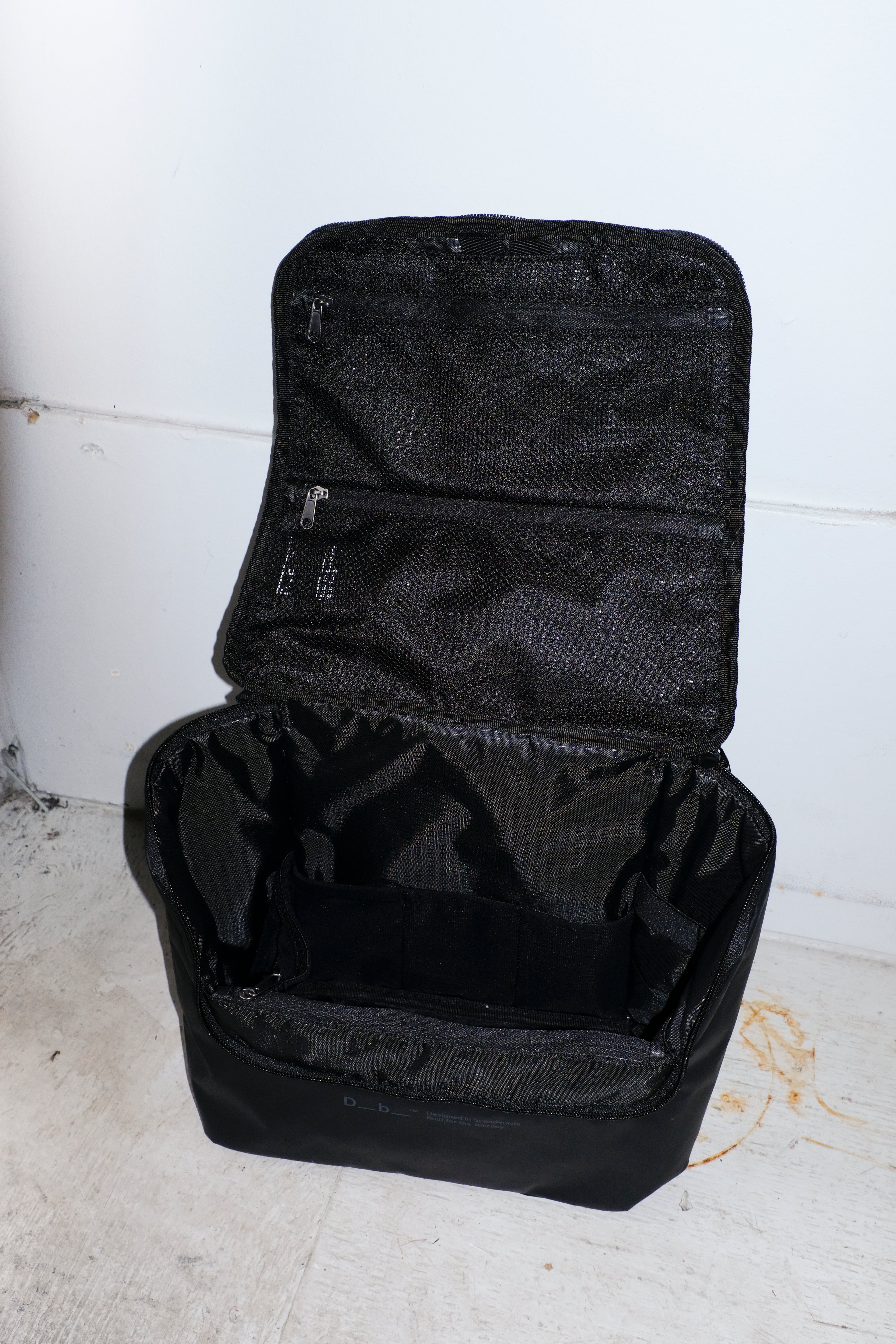 DB Journey - Essential Washbag M - Black Out - Open