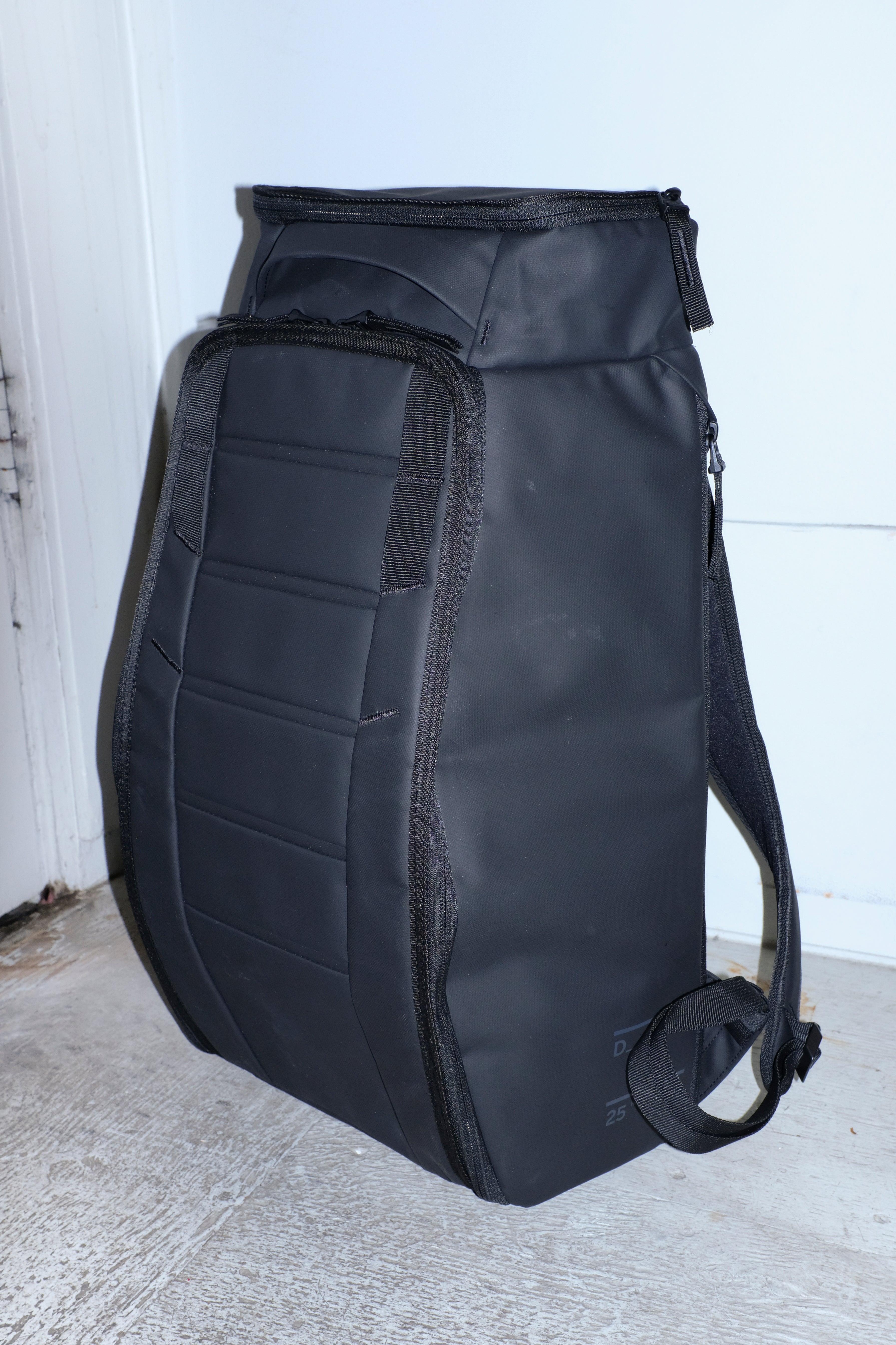 DB Journey - Hugger Backpack 25L - Black Out - Closed
