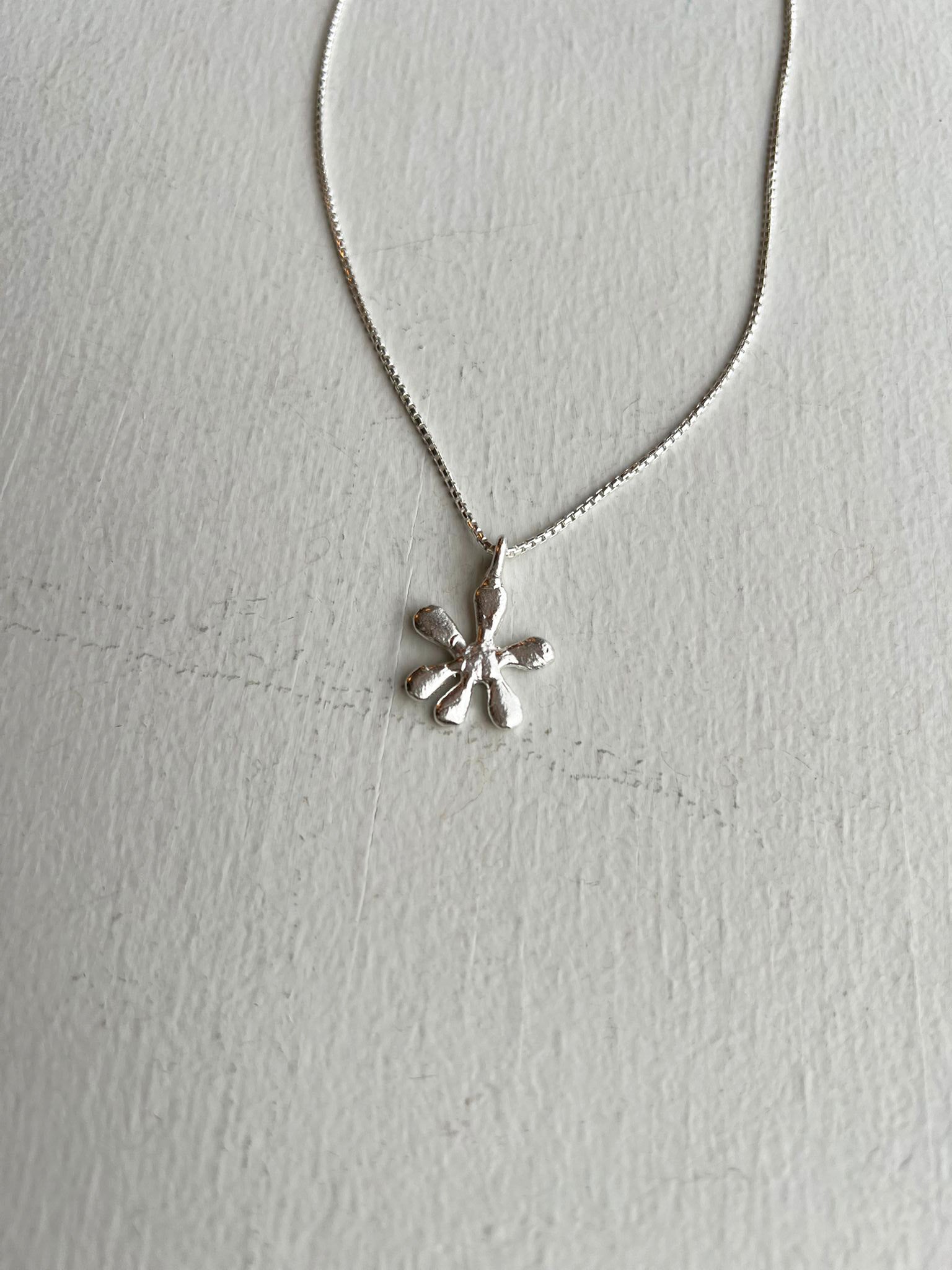 Erica Leal - Daisy Pendant Necklace - closeup