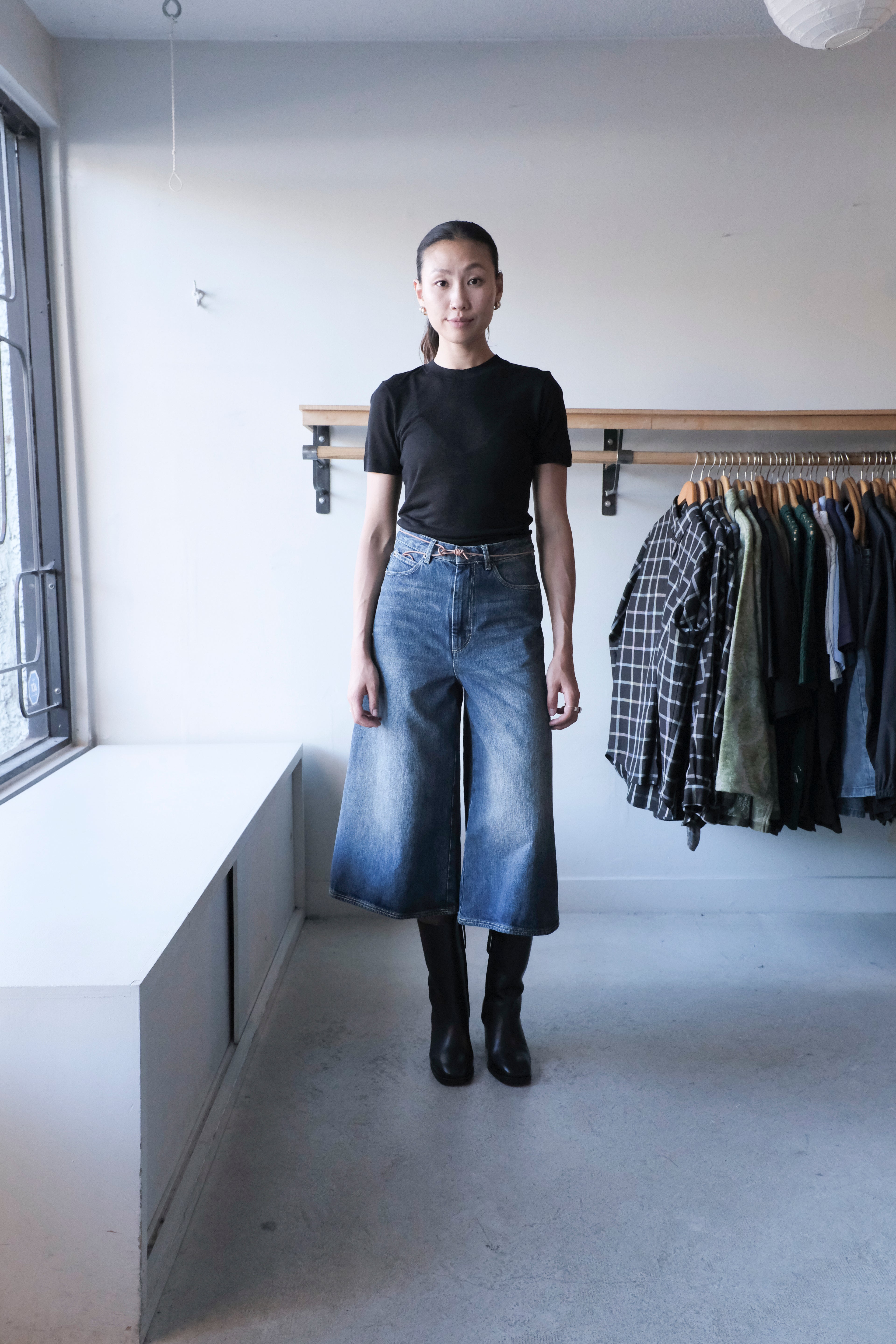 soeur - Lyocell Cashmere Tee -  black - Joyce Culotte Jeans - Washed Denim - front