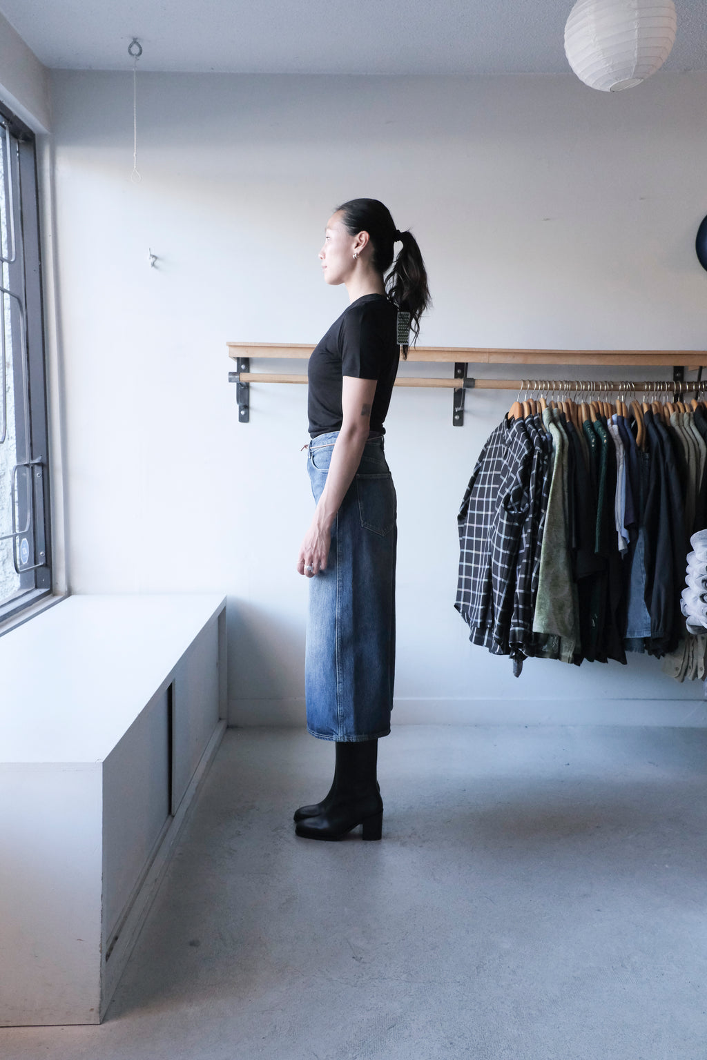 soeur - Lyocell Cashmere Tee -  black - Joyce Culotte Jeans - Washed Denim - side