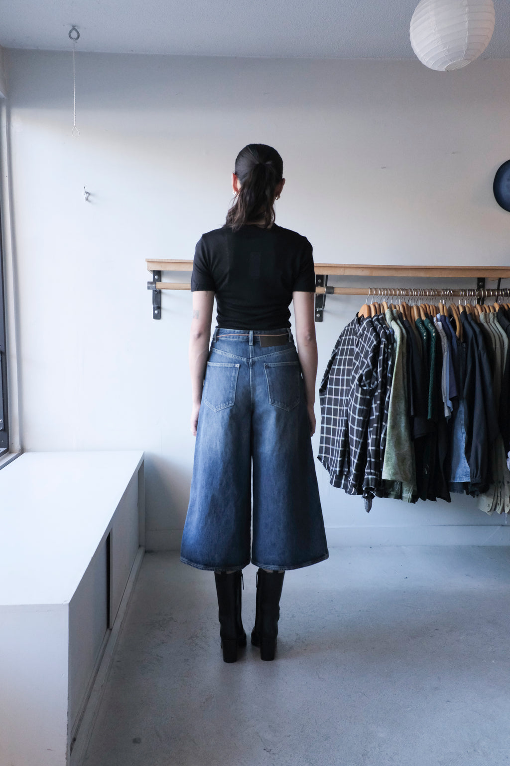soeur - Lyocell Cashmere Tee -  black - Joyce Culotte Jeans - Washed Denim - back