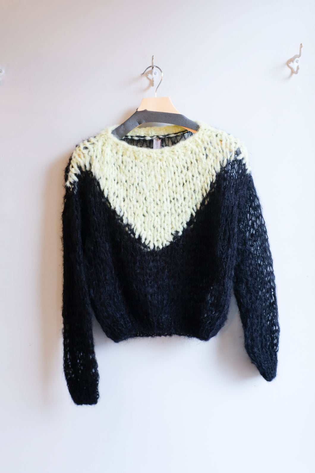 Gudrun Gudrun - Aurora Sweater - Black Yellow (Mohair) - flat front