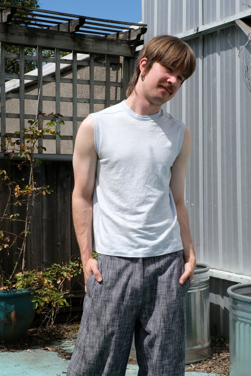 Homecore - Tom Linen T-Shirt - Pastel Blue - on male model - front