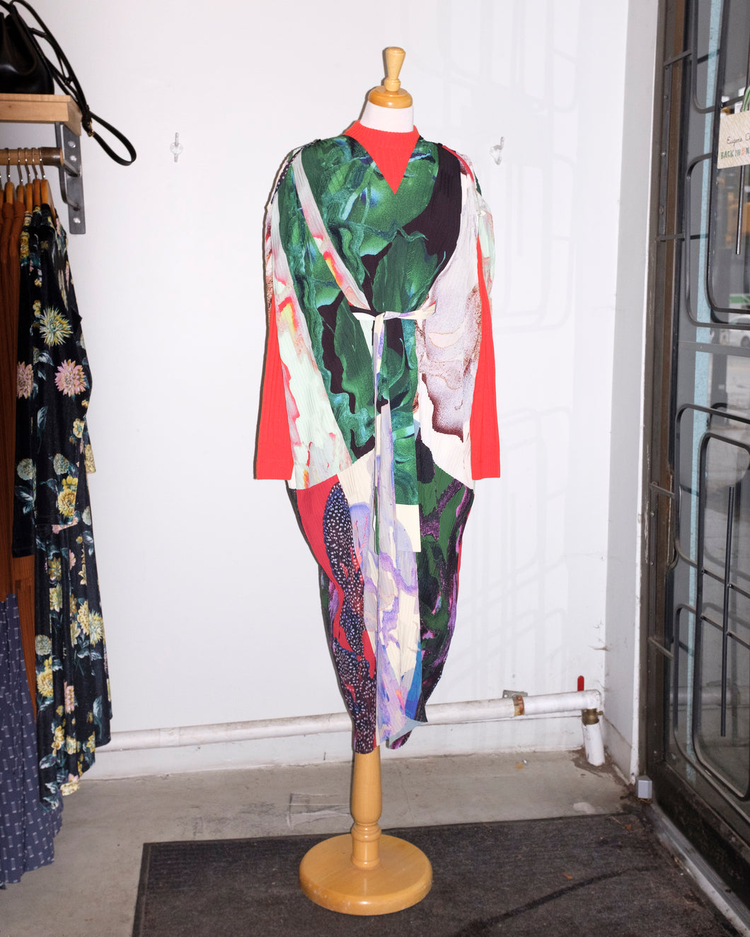 Henrik Vibskov - Cherry Plissé Kaftan - Tomato Hortensias - Mannequin front