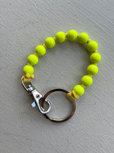 Load image into Gallery viewer, ina seifart - Perlen Short Keychain - neon yellow beads, daffodil ribbon
