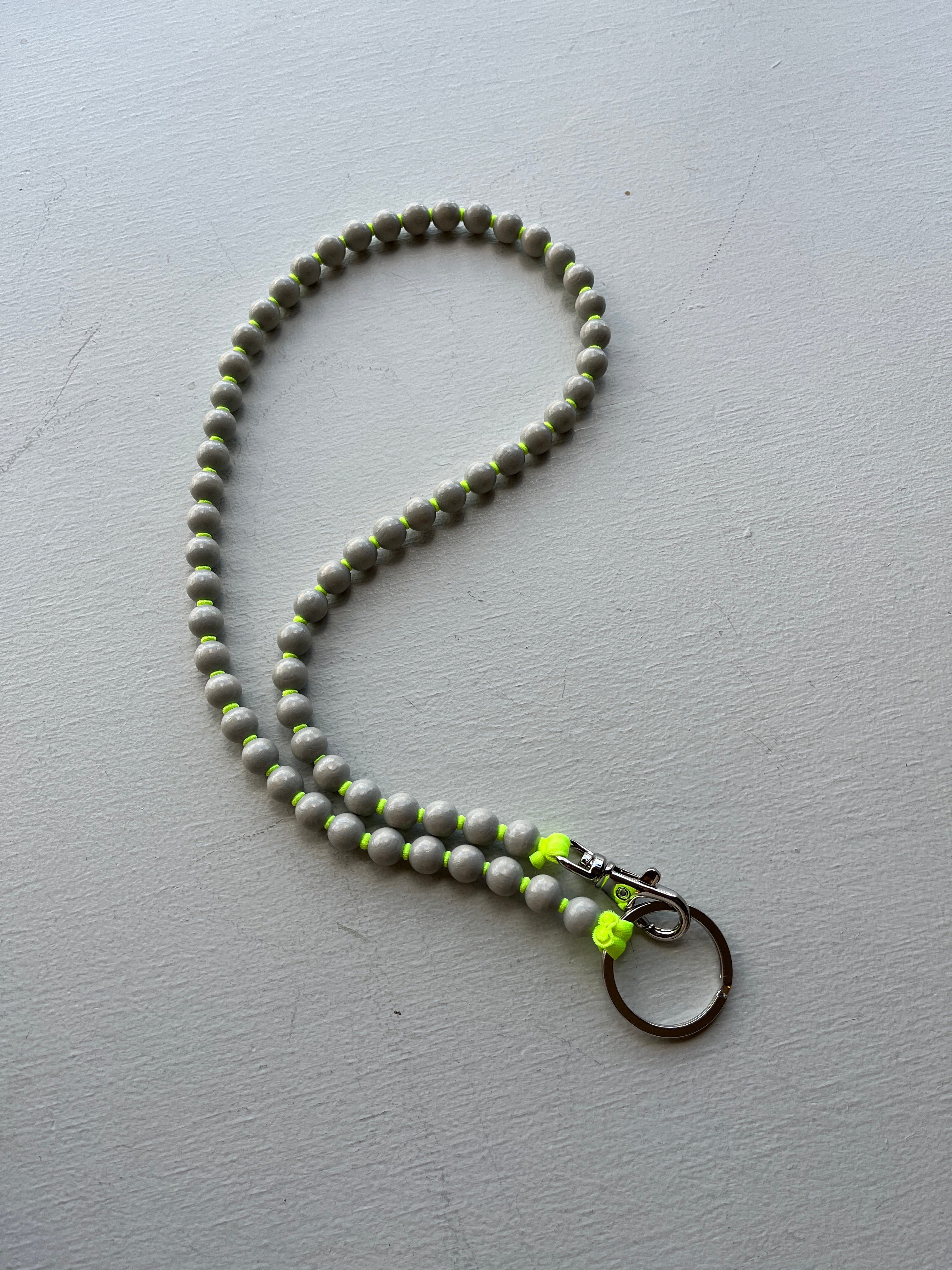 ina seifart - Perlen Long Keyholder - light grey beads, neon orange ribbon