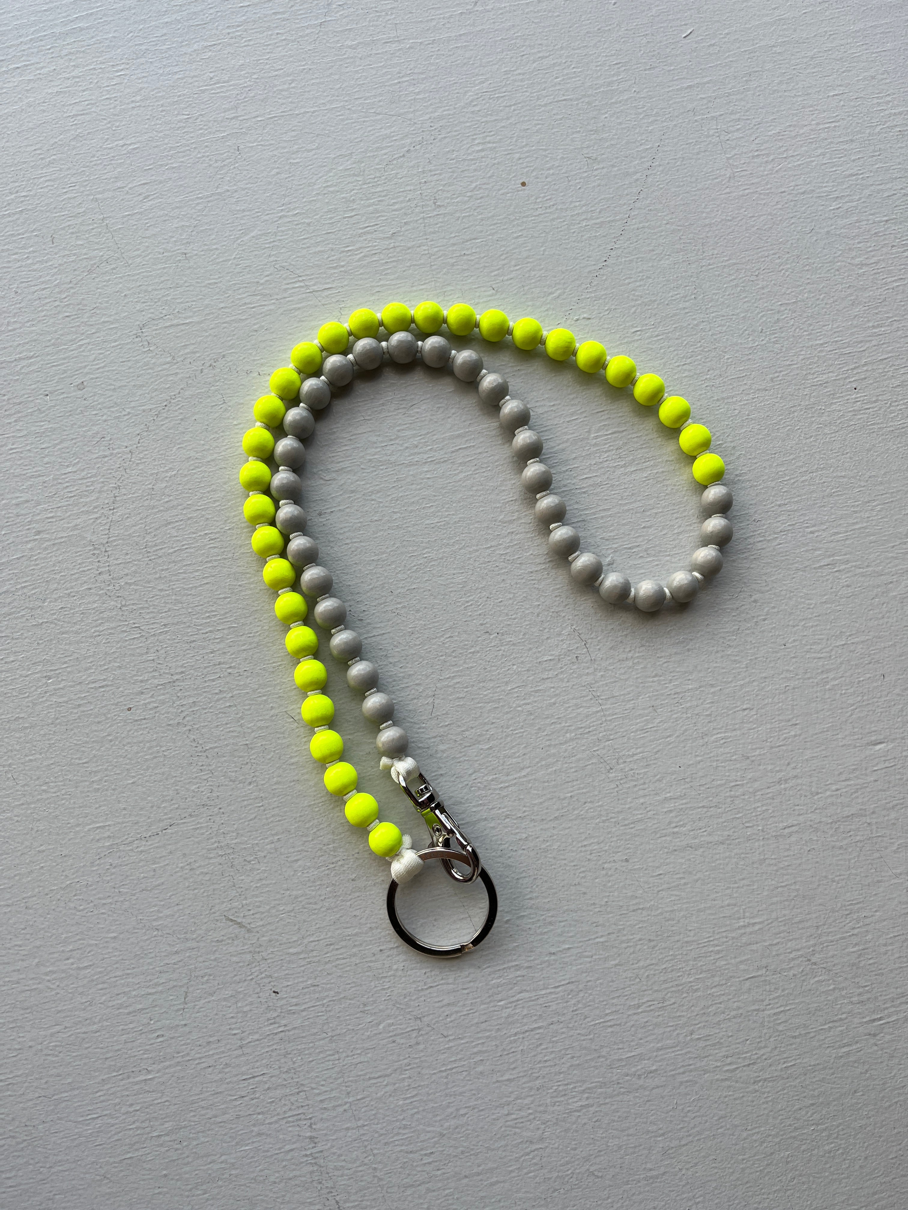 ina seifart - Perlen Long Keyholder - neon yellow and light grey beads, white ribbon