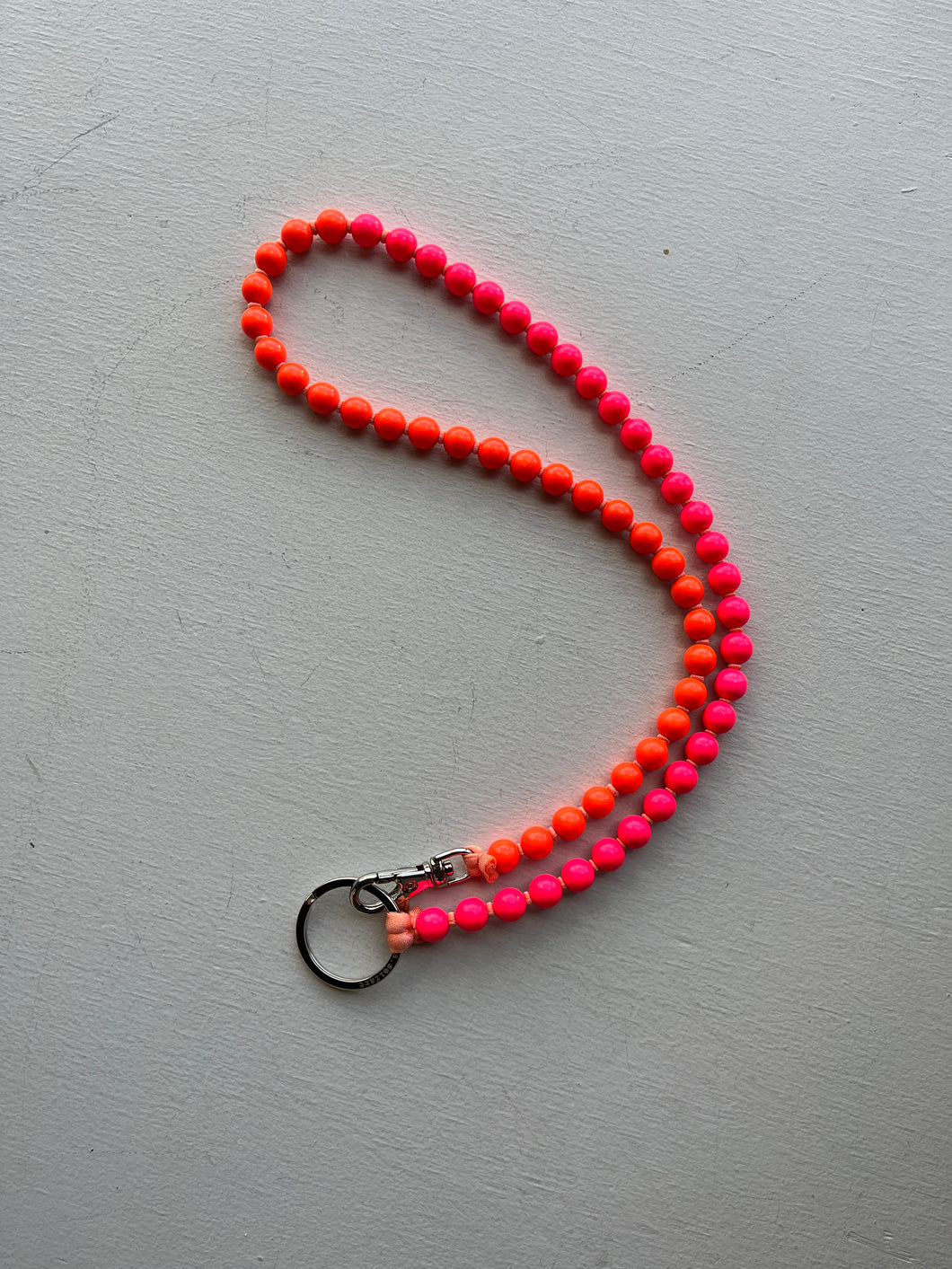 ina seifart - Perlen Long Keyholder - neon orange and pink beads, salmon ribbon
