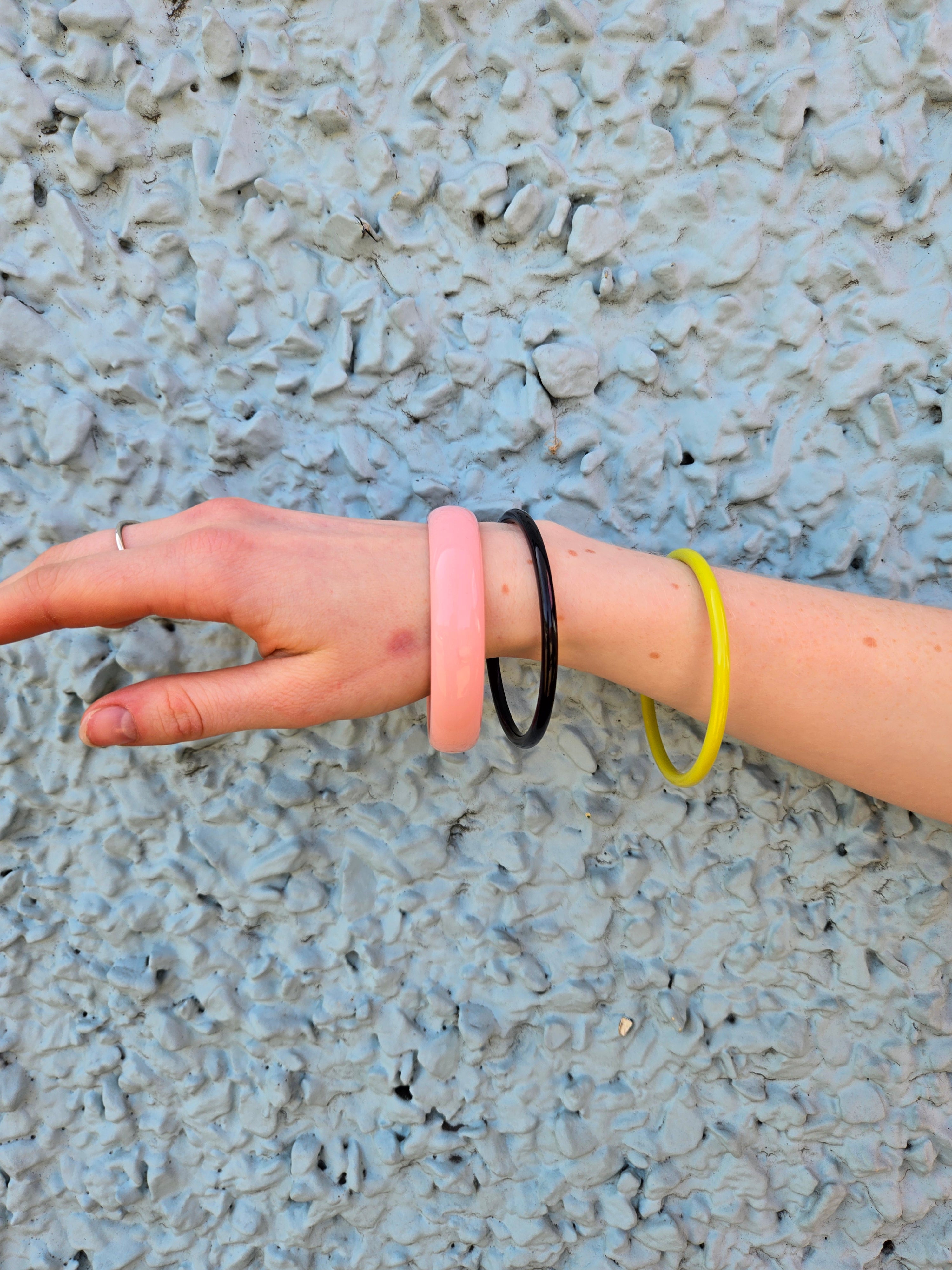 Ina Seifart - Armreifen Bracelet - Blush/Black/Lime on model's wrist