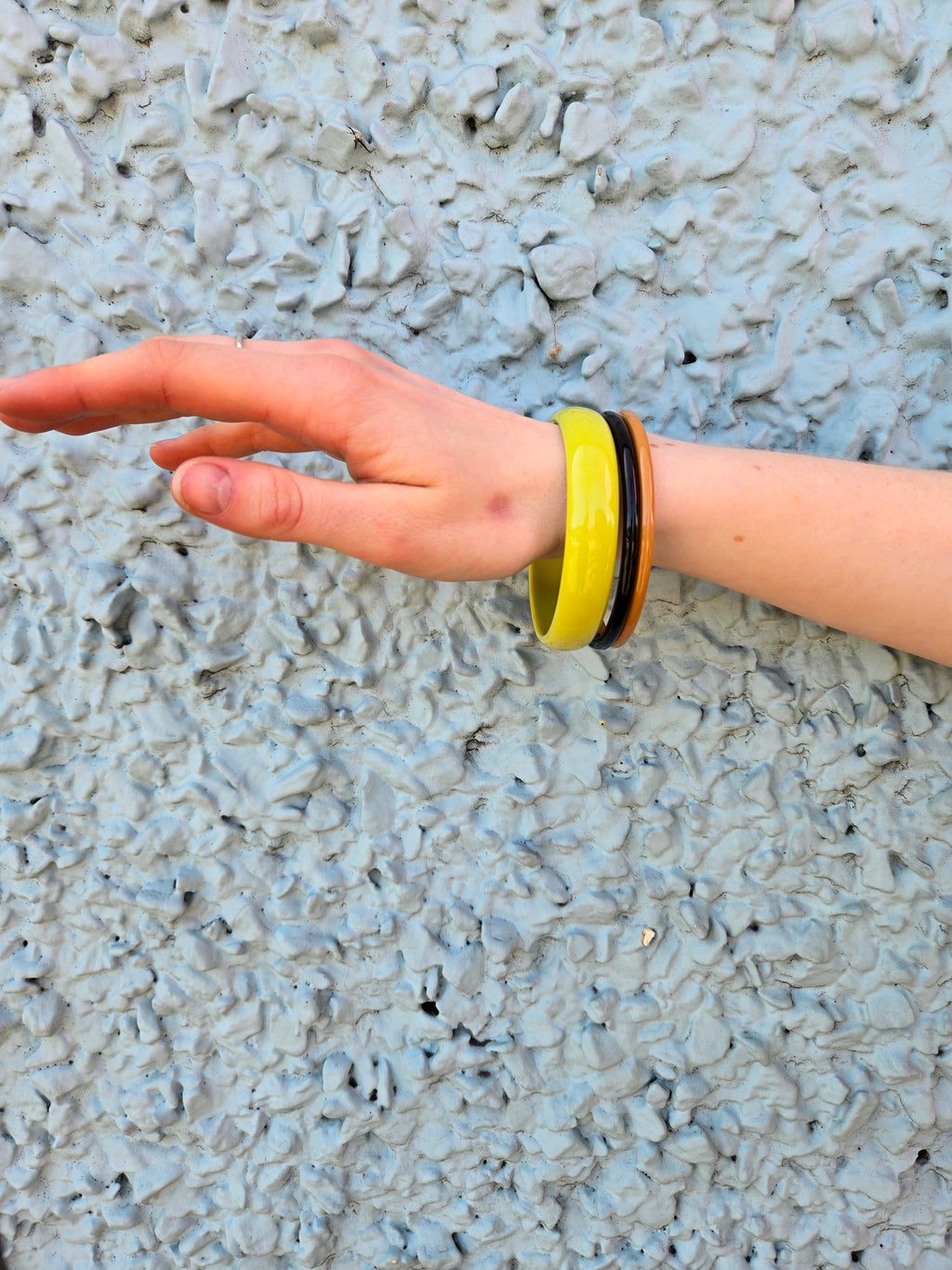 Ina Seifart - Armreifen Bracelet - Lime/Black/Mocca on model's wrist