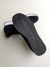 Load image into Gallery viewer, Karhu Albatross 82 Sneaker - Black/Black
