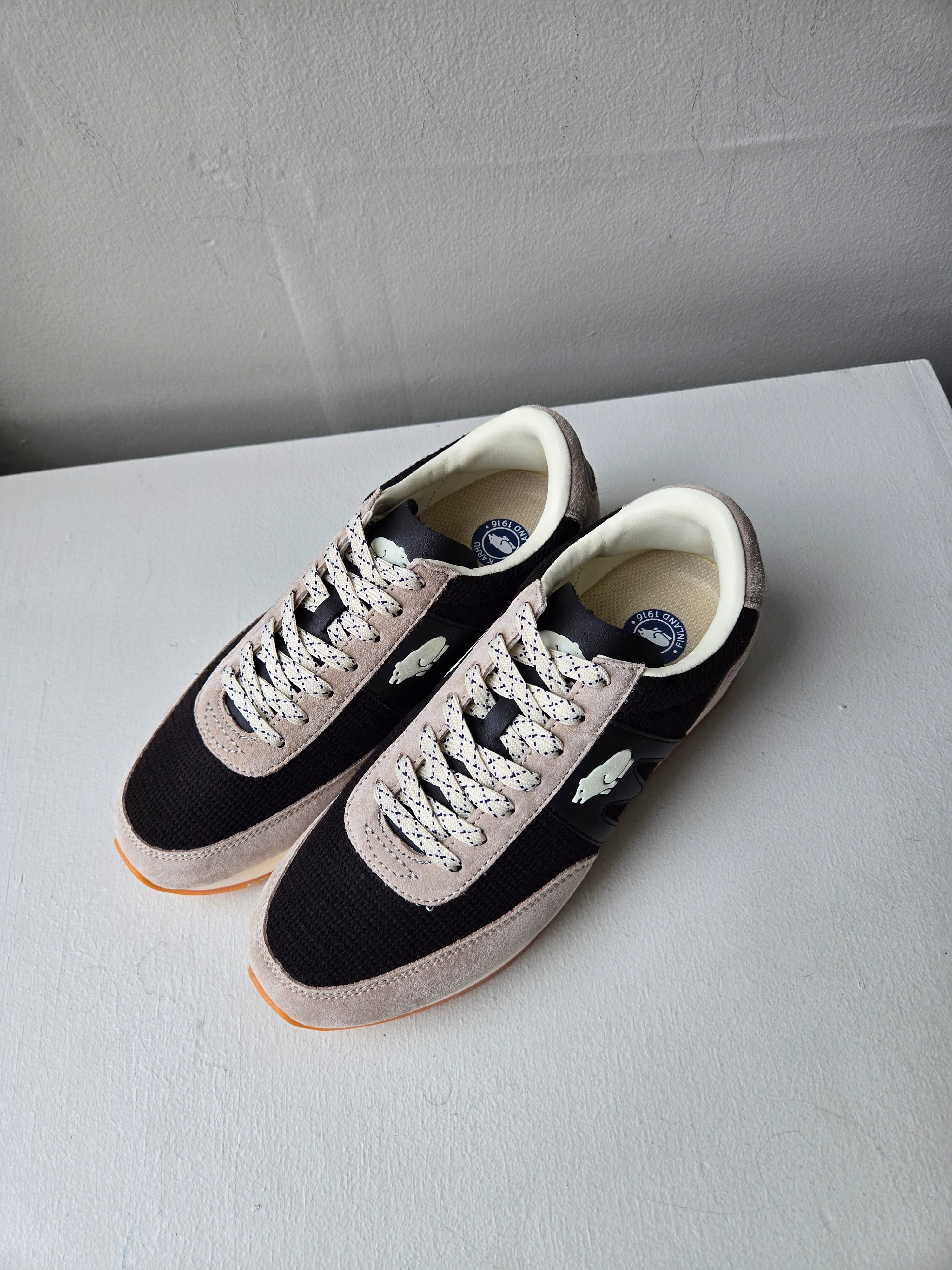 Karhu Albatross 82 Sneaker - Silver Lining/Jet Black