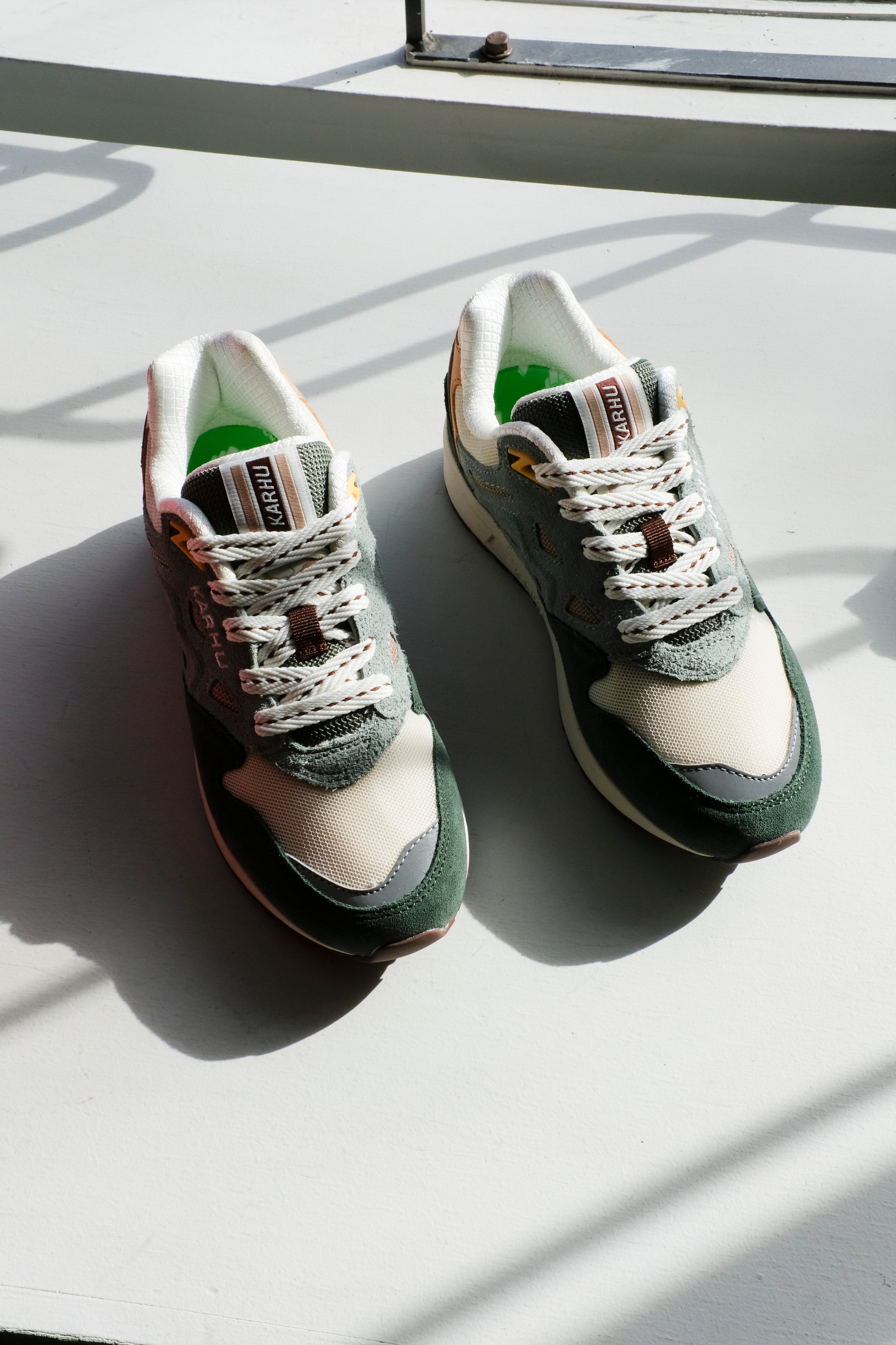 Karhu - Legacy 96 Sneaker - Laurel Wreath/Warm Taupe - flat front