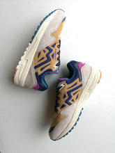 Load image into Gallery viewer, Karhu Legacy 96 Sneaker - Silver Lining/Curry
