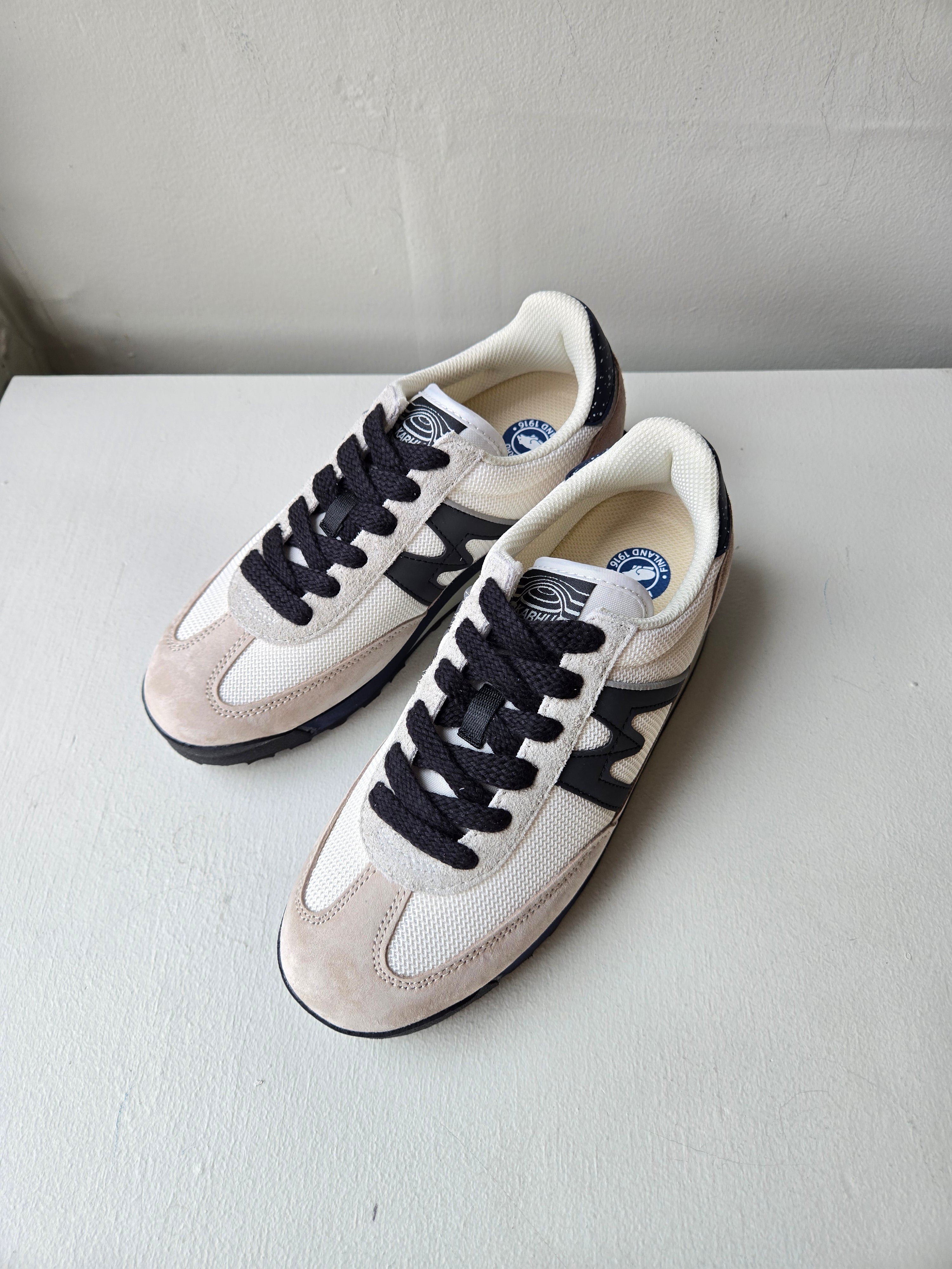 Karhu Mestari Control Sneaker - Silver Lining/Jet Black