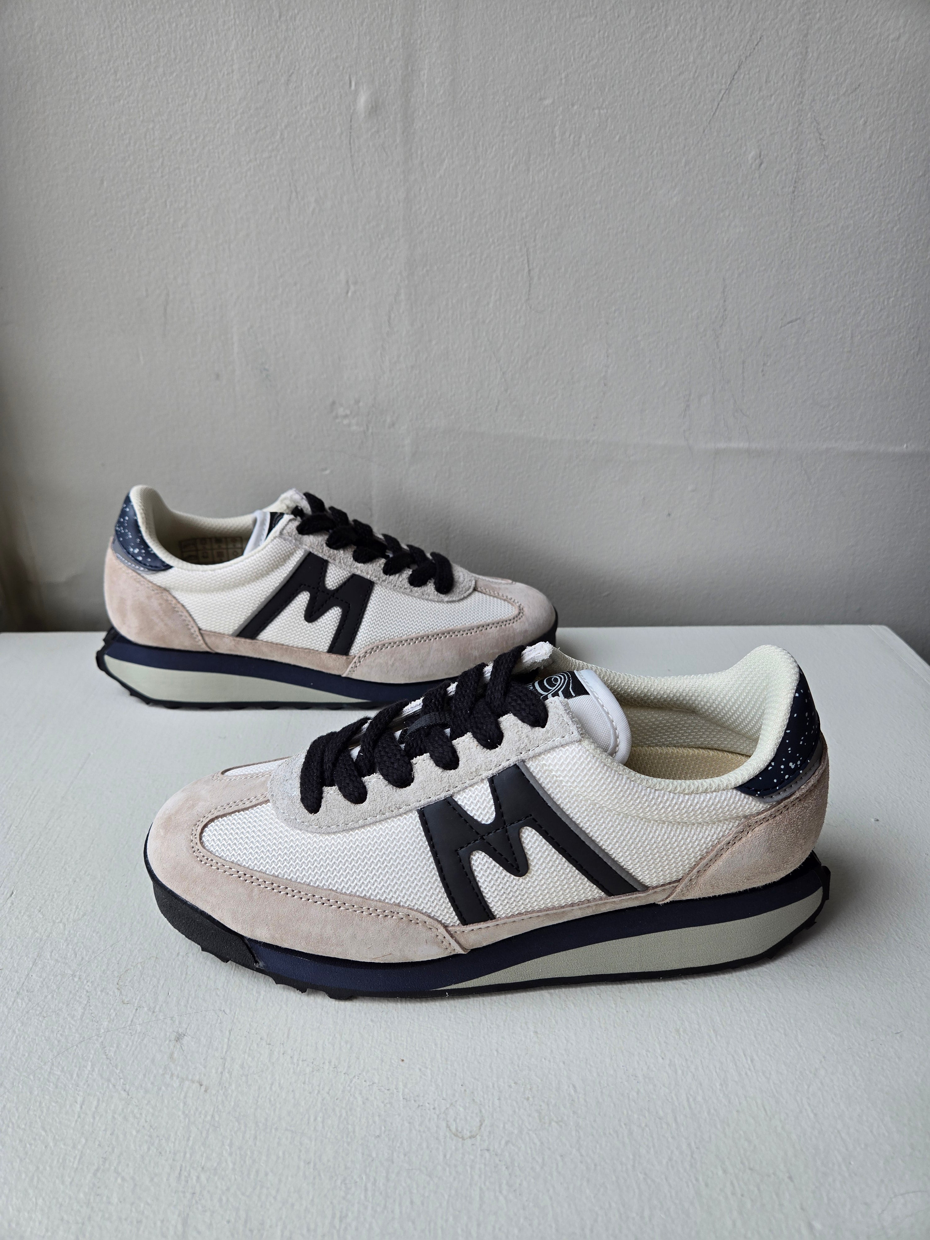 Karhu Mestari Control Sneaker - Silver Lining/Jet Black