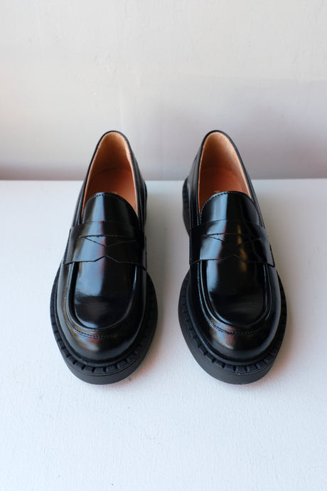 Pavement - Nayeli Patent Loafer - Black Polido - front