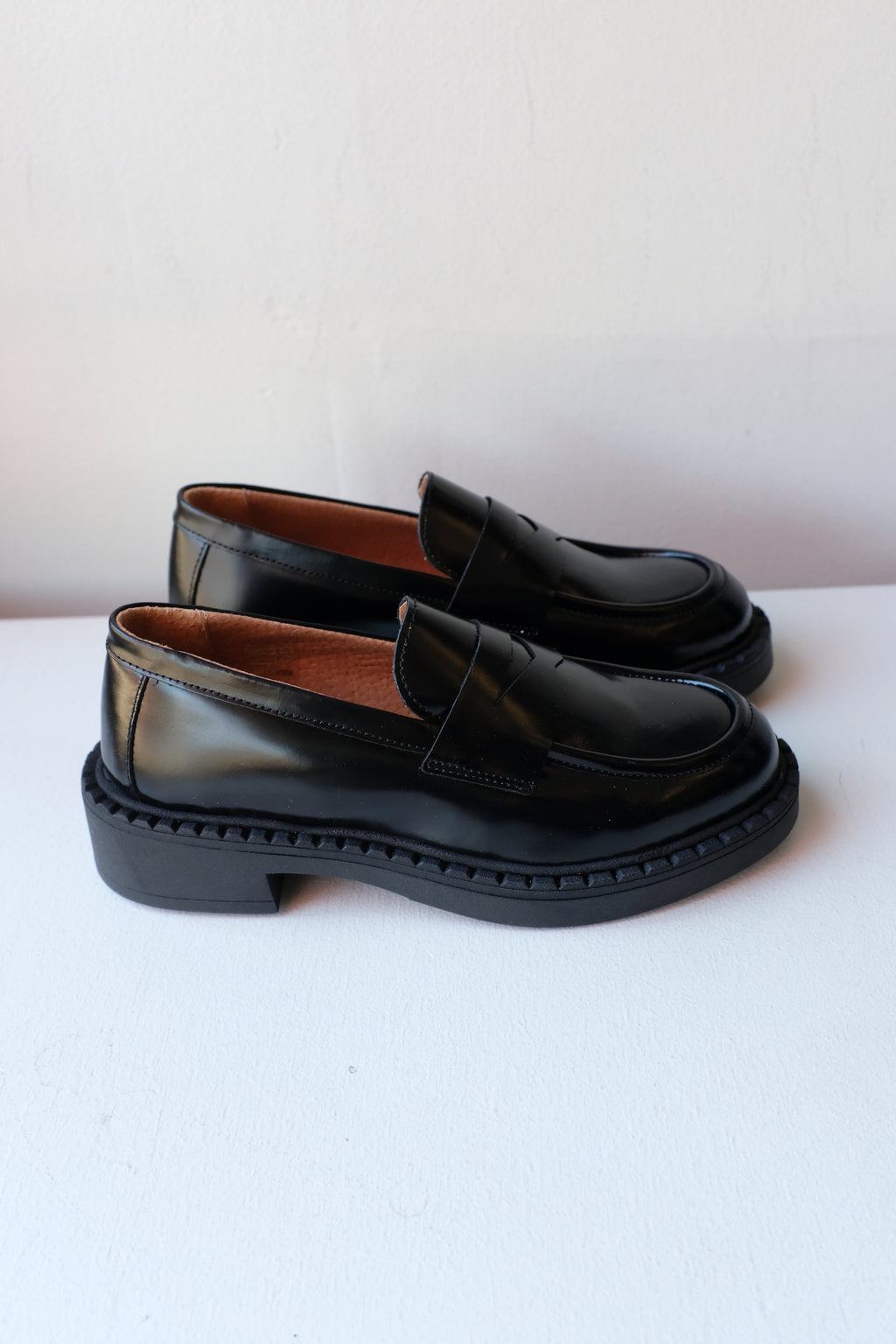 Pavement - Nayeli Patent Loafer - Black Polido -side