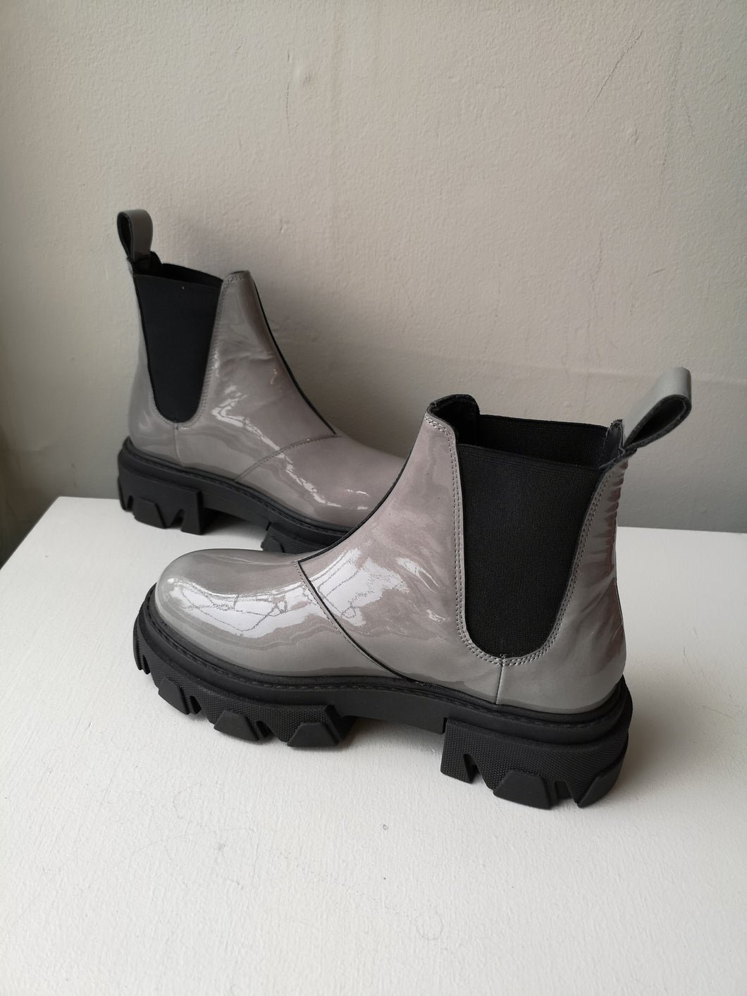 Sister x Soeur Pippa Chelsea Boot - Grey Patent
