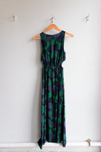 Load image into Gallery viewer, thinking Mu - Kin Dress - Leaf Dark - flat back
