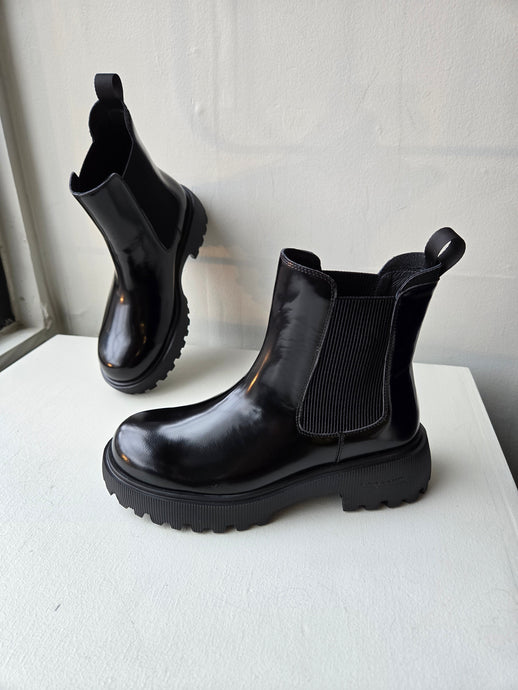 Aya Chelsea Boot - Black Patent