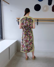 Load image into Gallery viewer, anntian - Simple Dress - Pressed Flowers (K) - back
