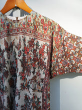Load image into Gallery viewer, Anntian Slim Dress - Living Room Carpet - front closeup of collar, shoulder, sleeve
