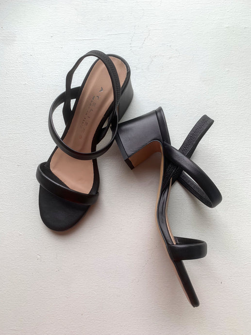 these ateliers devin heeled sandals are a classic strappy sandal. Wear it to a wedding, a barbeque, the office, a dinner... the block heels will make sure you're well supported!