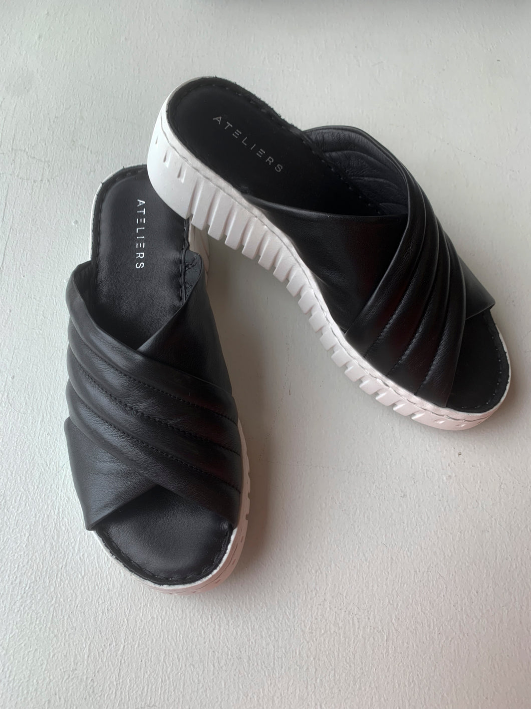 Ateliers Rimini Sandal in black. Be taller and more comfortable.