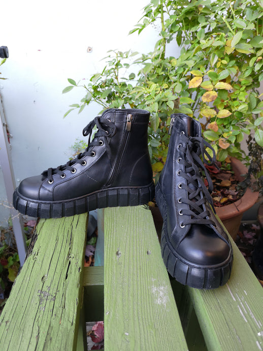 Ateliers Kane Boot - Black - front and side