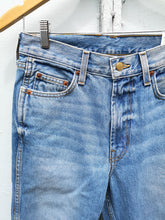 Load image into Gallery viewer, B Sides - Plein High Straight Jean in Tate Vintage Wash - front pocket and button closure close-up detail
