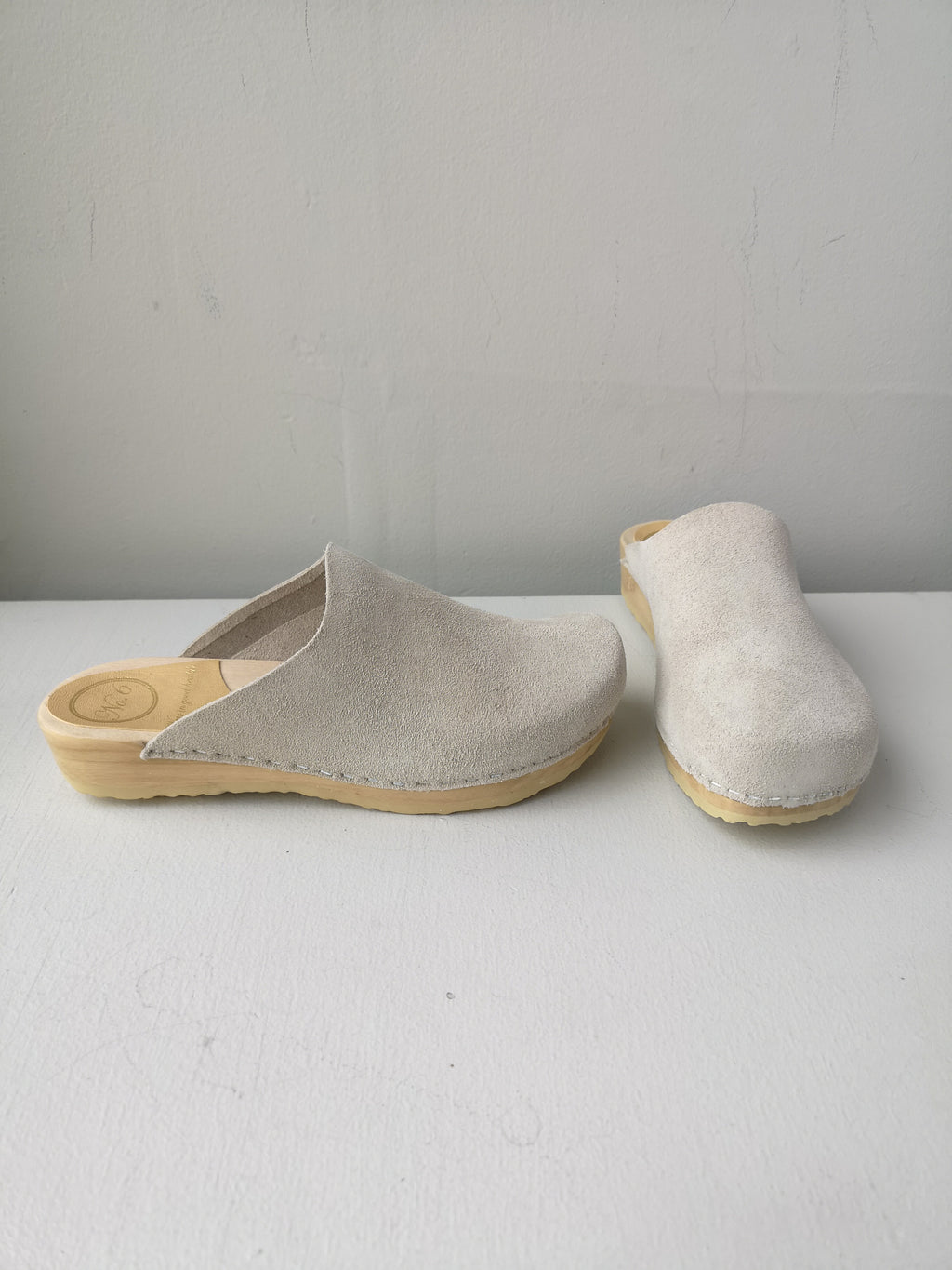 No.6 - Contour Clog on Flat Base - Chalk Suede