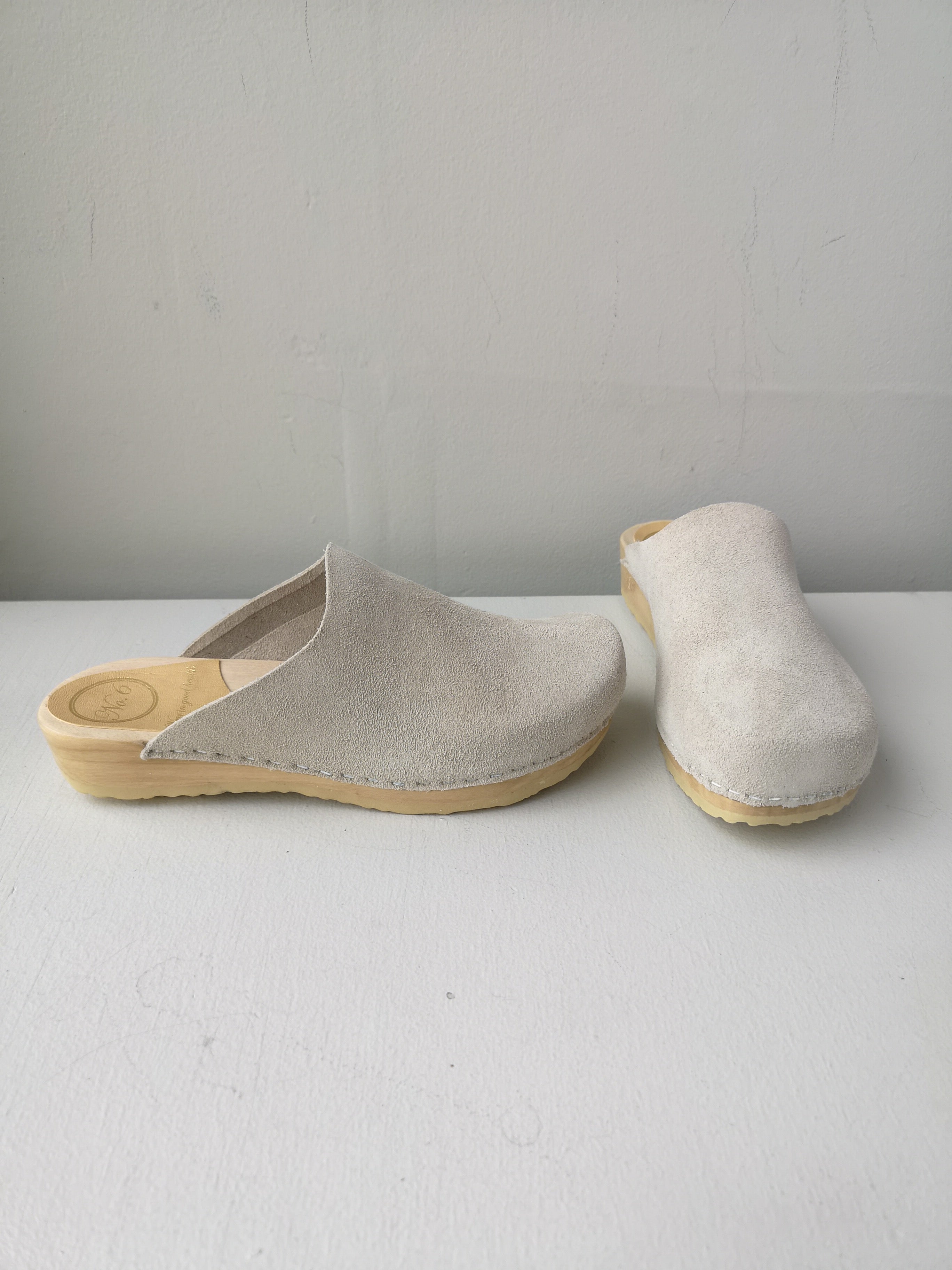 No.6 - Contour Clog on Flat Base - Chalk Suede