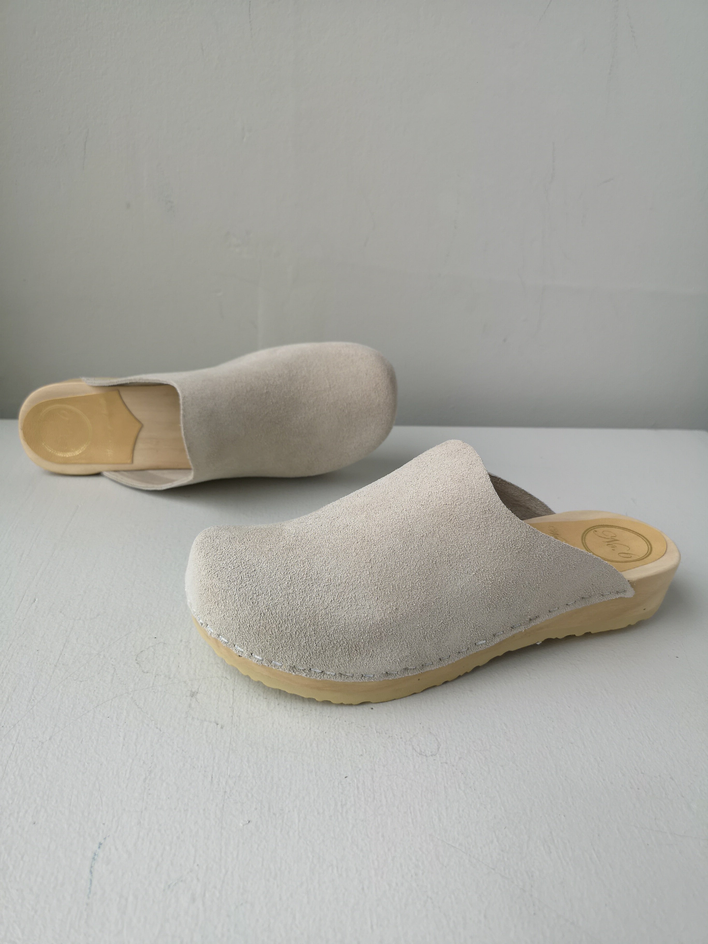 No.6 - Contour Clog on Flat Base - Chalk Suede