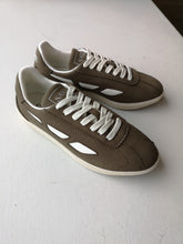 Load image into Gallery viewer, SAYE Modelo &#39;70 Vegan Sneakers - Olive Green - front and side

