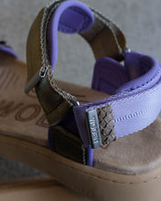 Load image into Gallery viewer, a photograph depicting the details of the nylon strap and padding. This shoe features silver hardware and a bit of fish skin in the back
